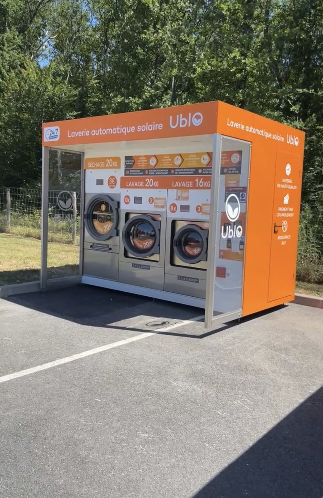Kiosque Ublo installé en extérieur, entouré de nature